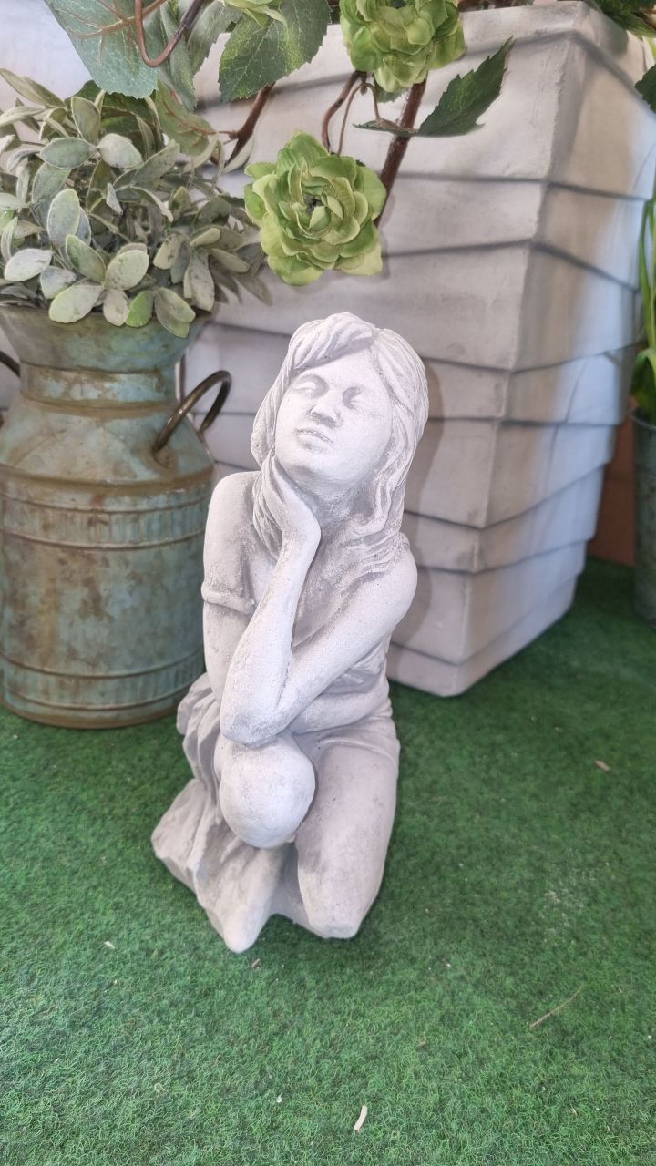 -Gartenfigur- Mädchen kniend- antik grau-