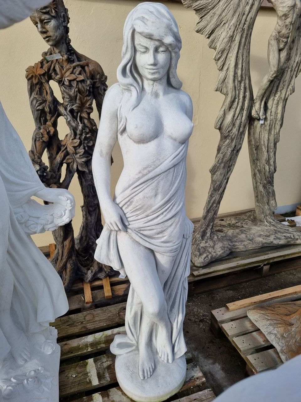 -Gartenfigur Nackte Frau mit Tuch- antik patiniert-