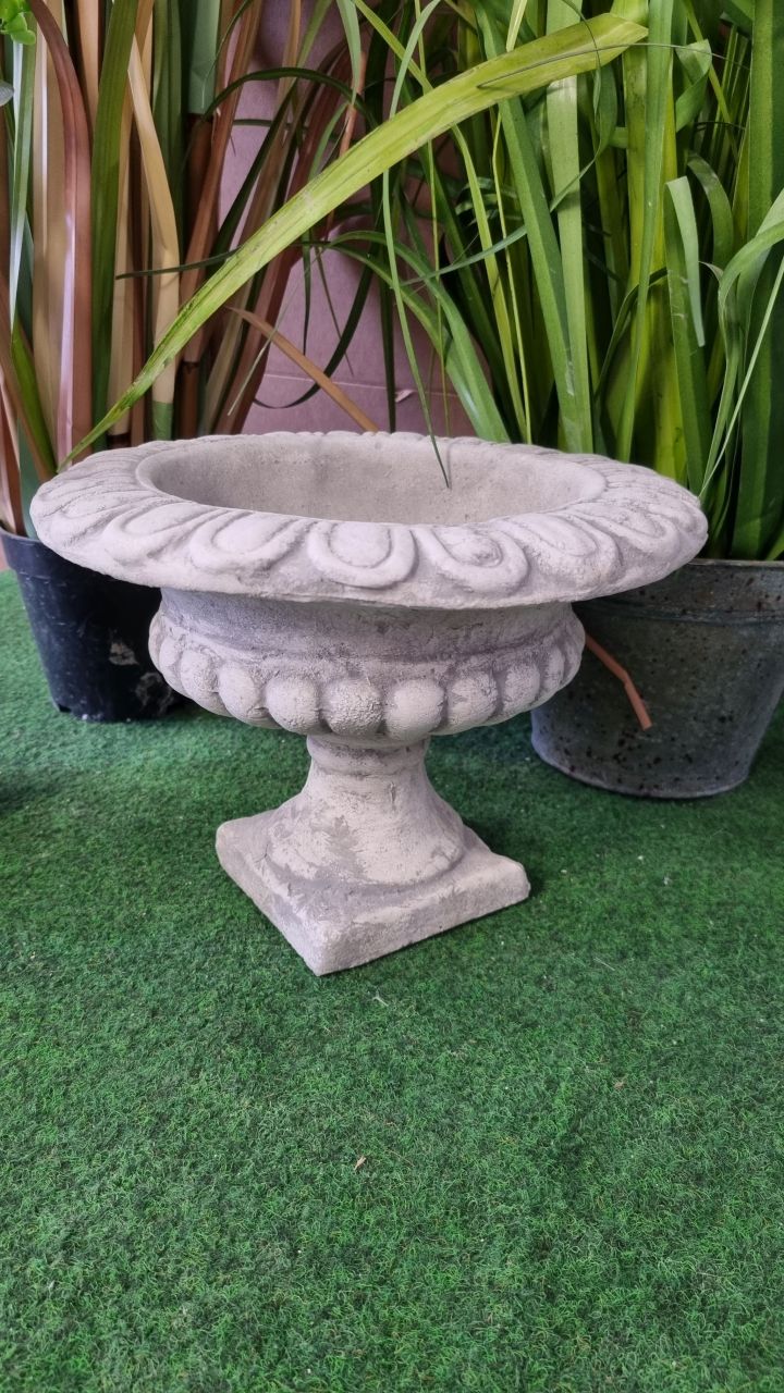 -Pflanzgefäss- Vase mit Verzierungen- verschiedene Grössen- antik grau- unter Rund um den Garten Pflanzgefäße