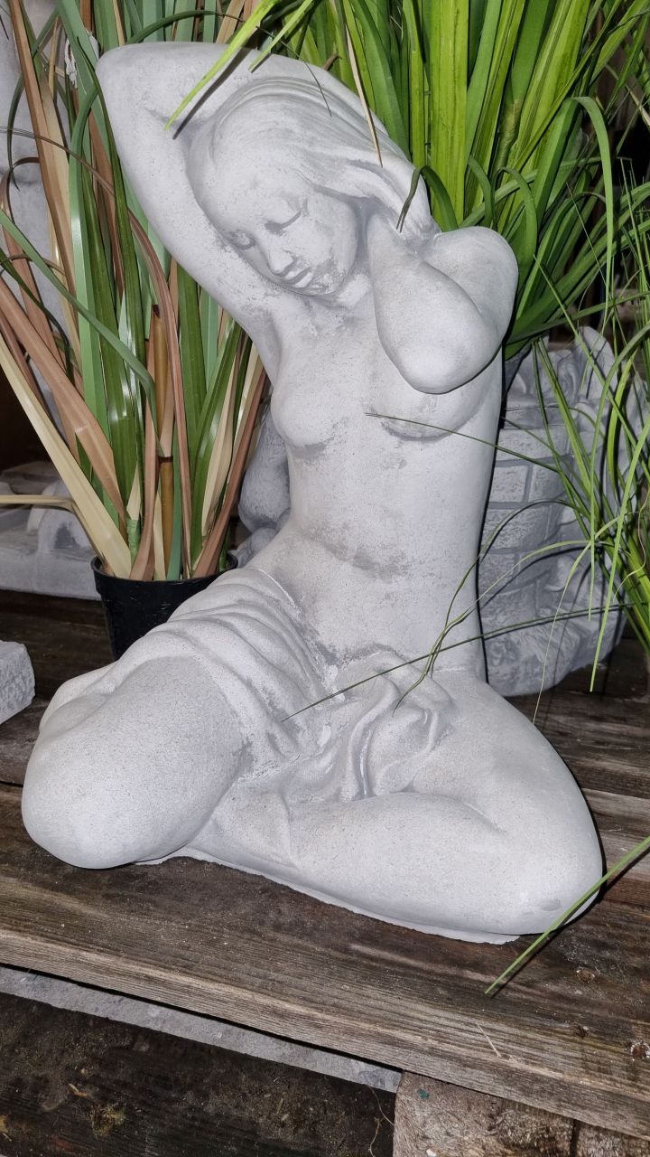 -Skulptur Frauenakt mit Tuch- antik grau-