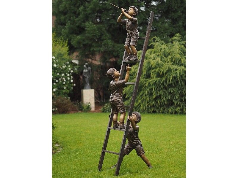 Bronzefigur 3 Jungen auf Leiter- Wasserspeier