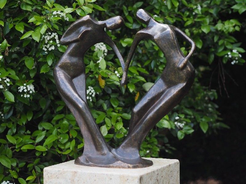 Bronzefigur Abstraktes Liebespaar Hand in Hand gross
