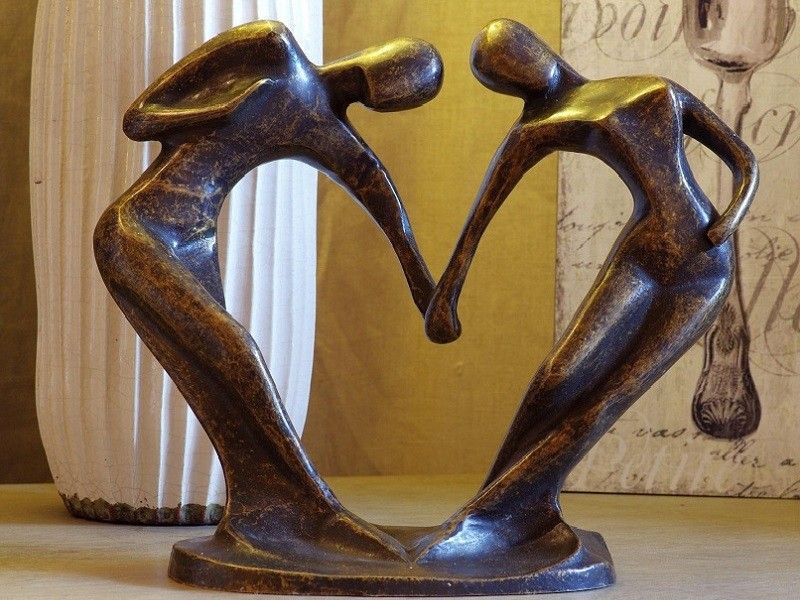 Bronzefigur Abstraktes Liebespaar Hand in Hand