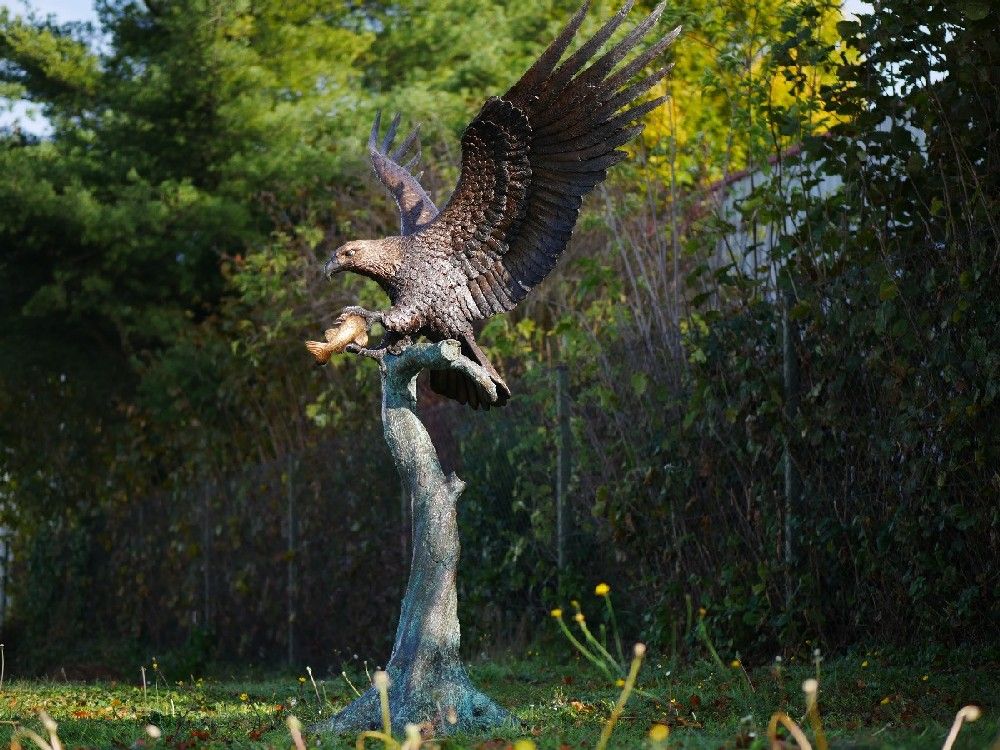 Bronzefigur Adler auf Stamm