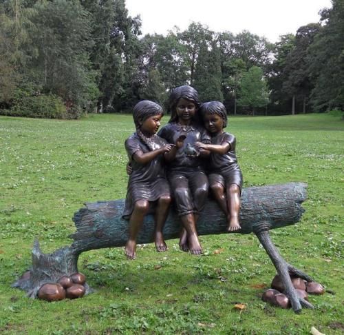 Bronzefigur Drei Mädchen auf Baumstamm