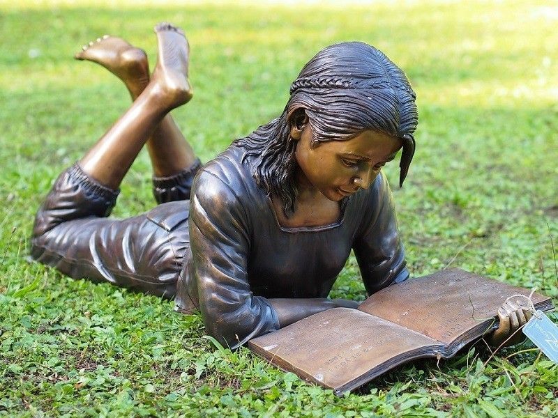 Bronzefigur Figur liegendes Mädchen mit Buch