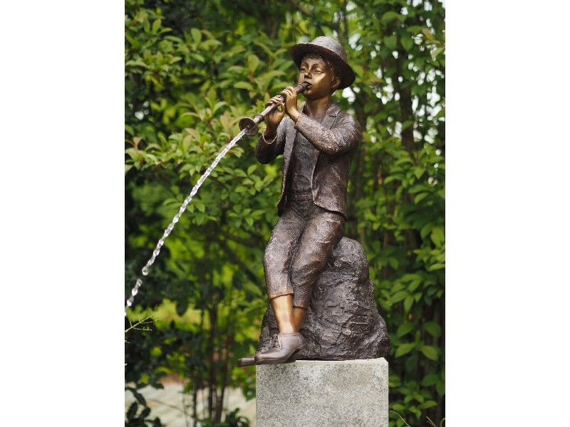 Bronzefigur Flötenspieler wasserspeiend