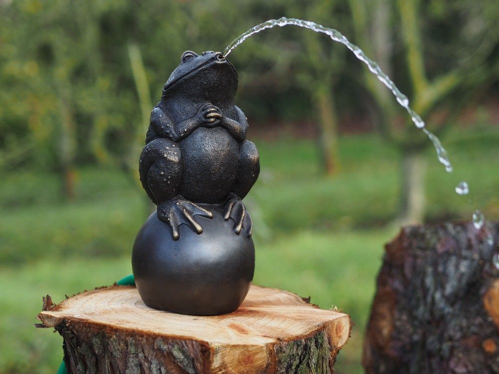 Bronzefigur Frosch auf Kugel wasserspeiend