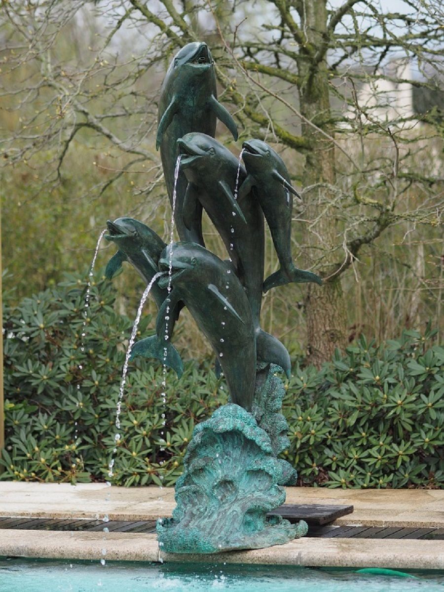Bronzefigur Fünf Delphine wasserspeiend