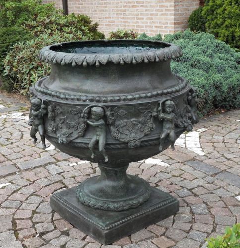 Bronzefigur Grosse Vase mit Engeln