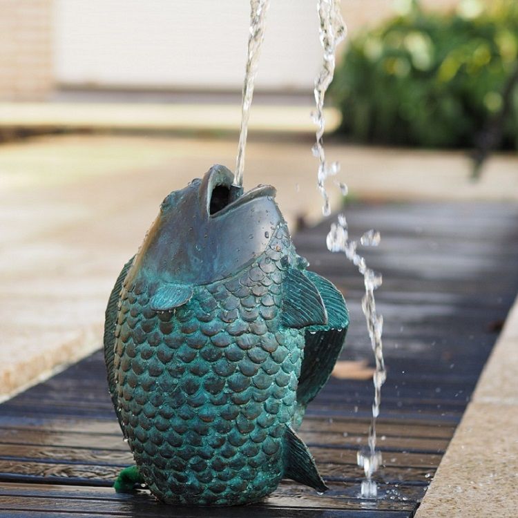 Bronzefigur Grüner Fisch wasserspeiend