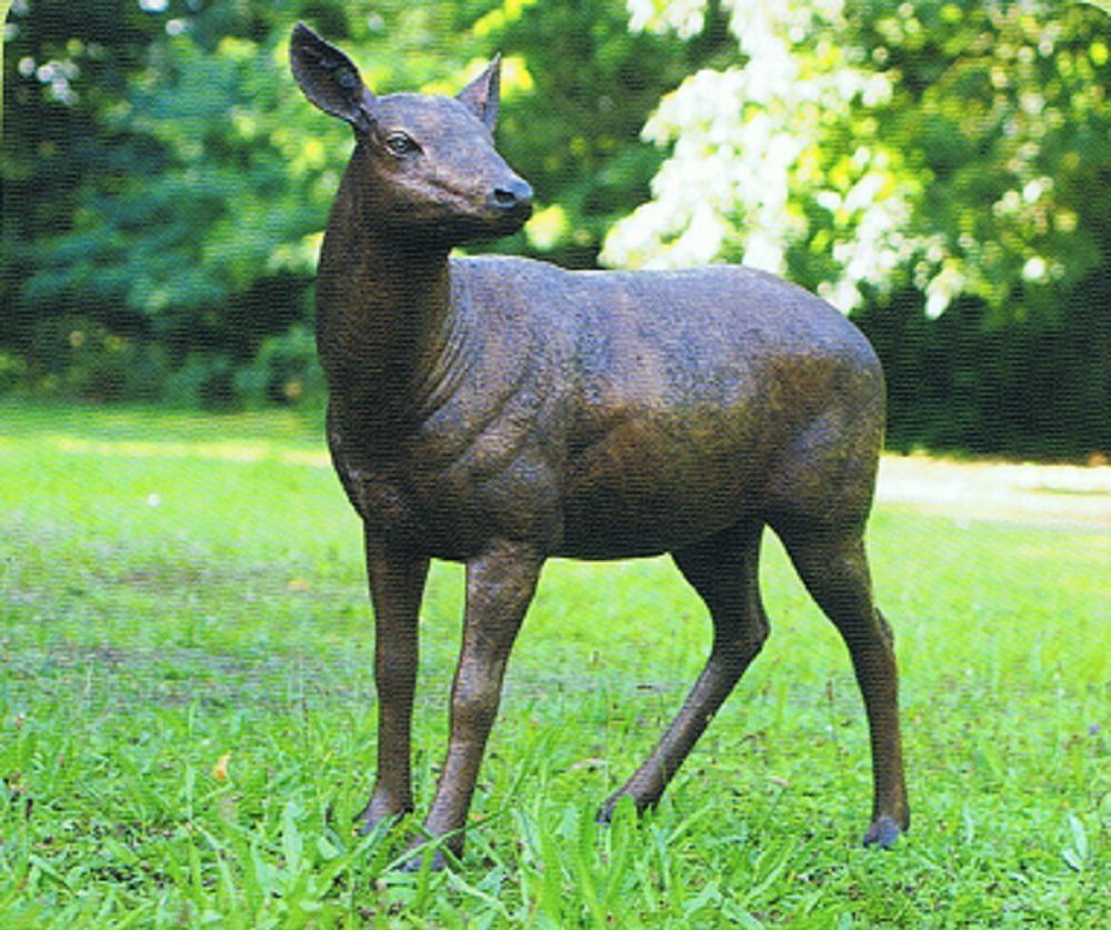 Bronzefigur Hirsch weiblich