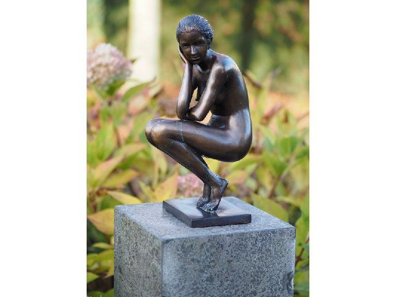 Bronzefigur Hockende Frau