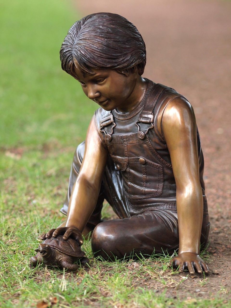 Bronzefigur Junge mit Schildkröte- Wasserspeier