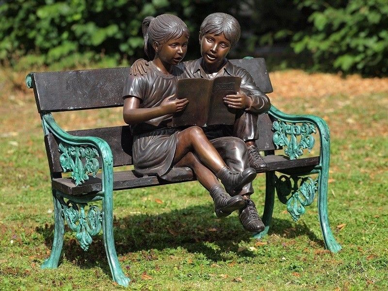 Bronzefigur Kinder lesend auf Bank