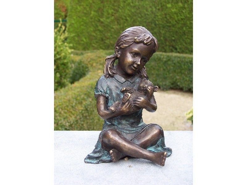Bronzefigur Kleines Mädchen mit Teddy