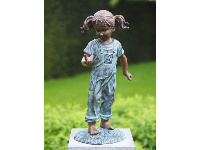 Bronzefigur Kleines Mdchen mit Vgelchen