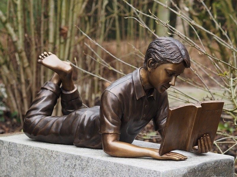 Bronzefigur Lesender Junge