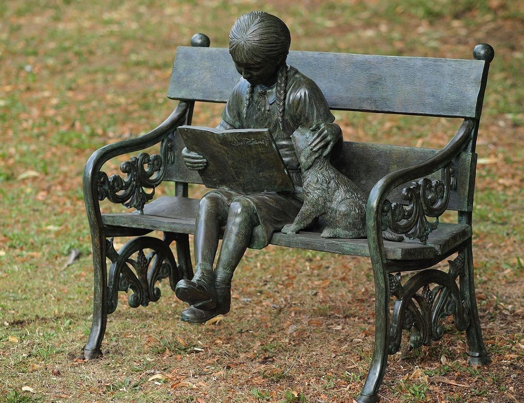 Bronzefigur Mädchen auf Bank