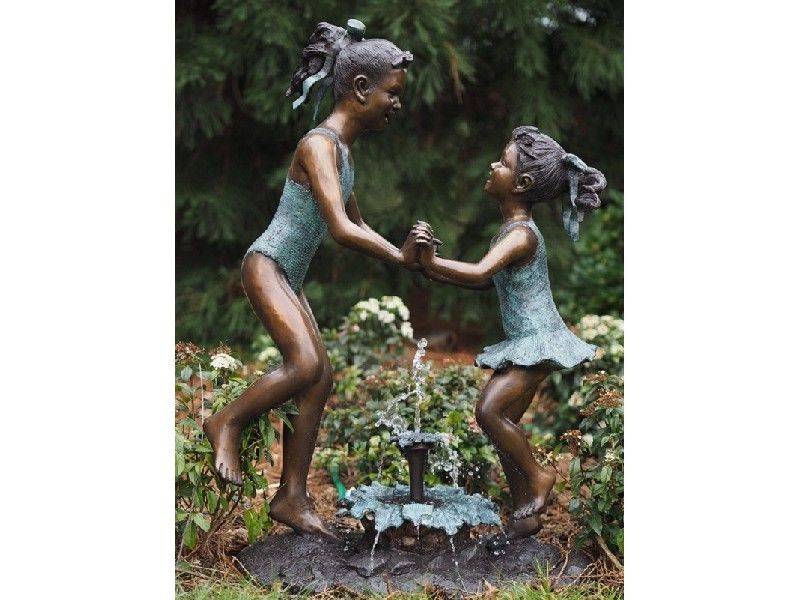 Bronzefigur Mädchen in Badeanzug wasserspeiend