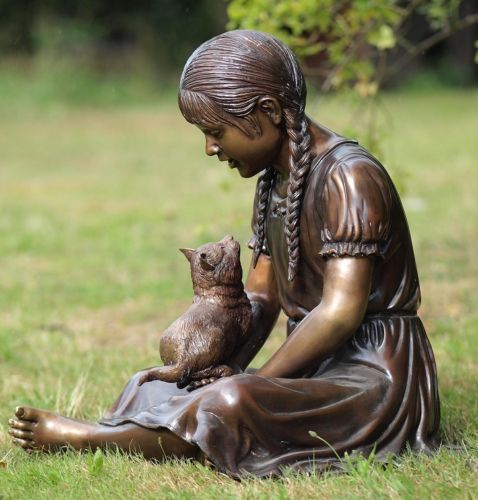 Bronzefigur Mädchen mit Katze