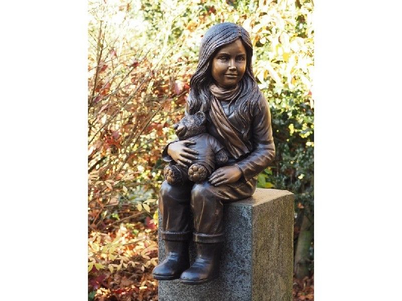 Bronzefigur Mädchen mit Teddy