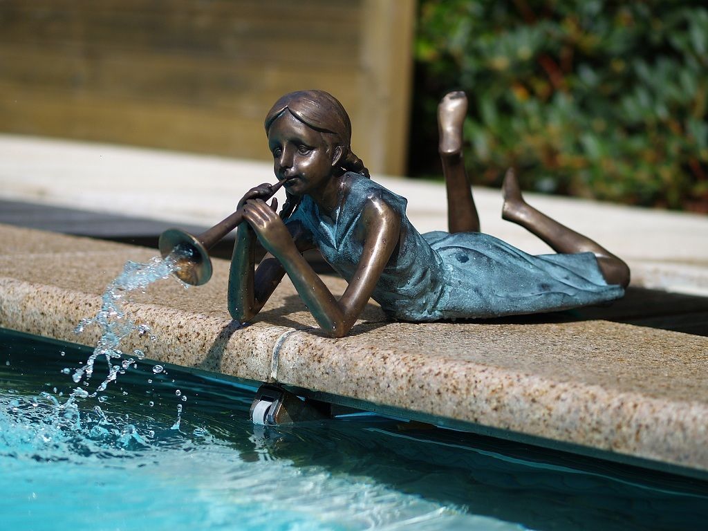 Bronzefigur Mädchen mit Trompete wasserspeiend