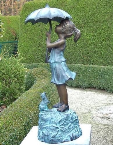 Bronzefigur Mädchen unterm Regenschirm- Wasserspeier