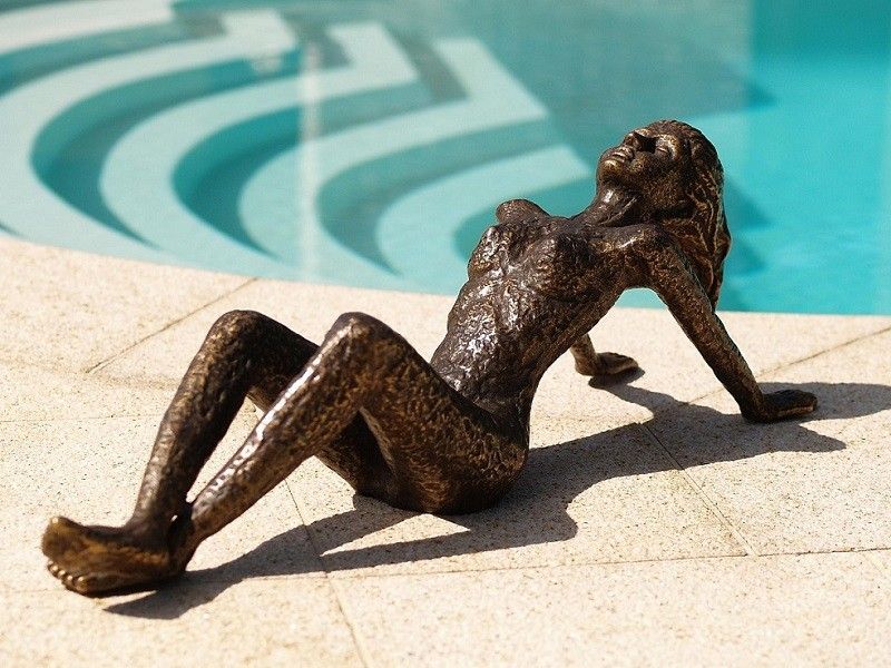 Bronzefigur Moderne Frau liegend unter Bronze und Metall Figuren