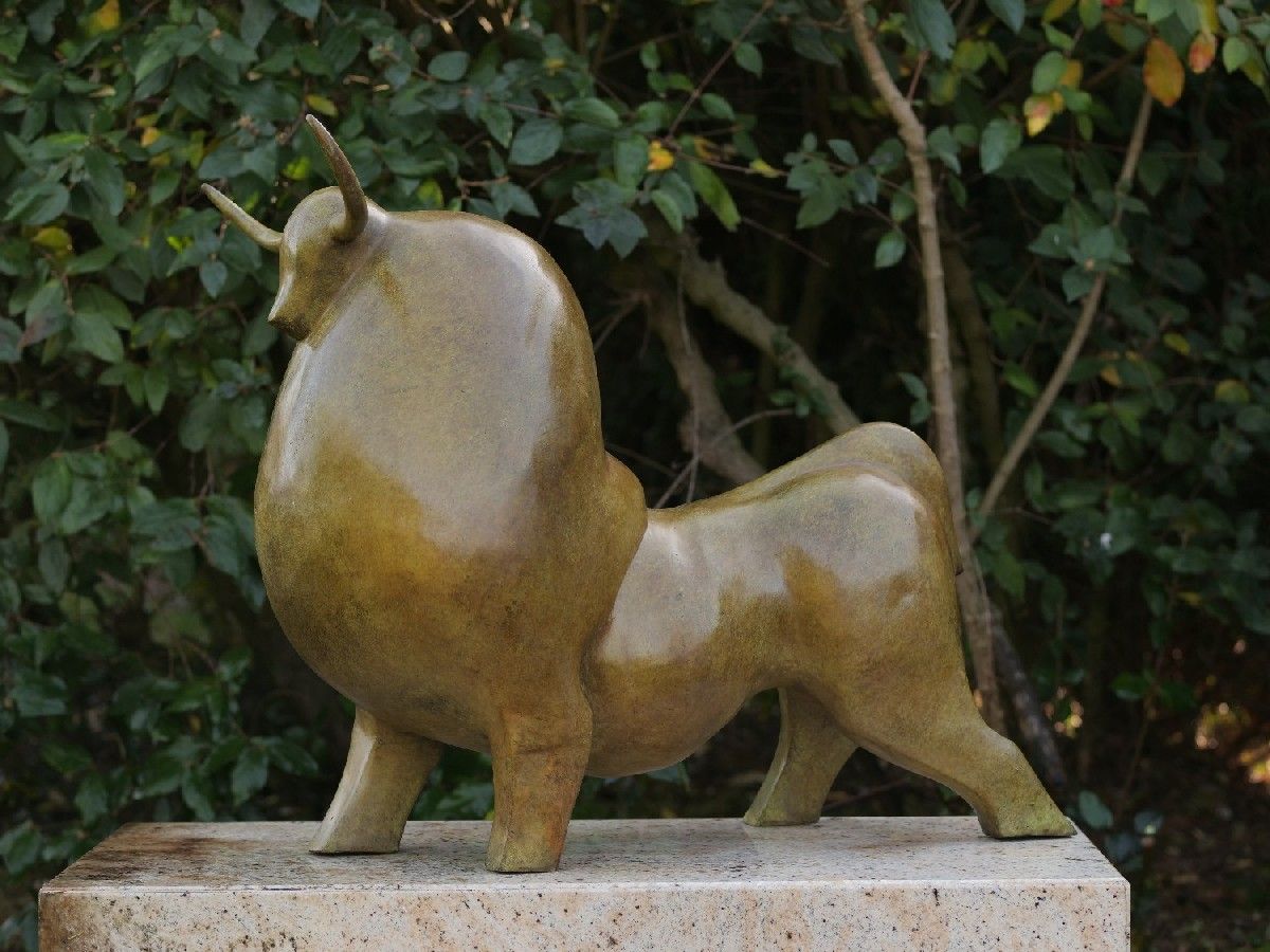 Bronzefigur Stier mit grner heisser patina