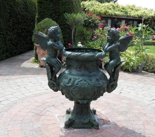 Bronzefigur Vase mit zwei Engeln