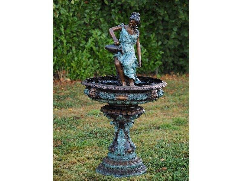 Brunnen Frau mit Krug aus Bronze