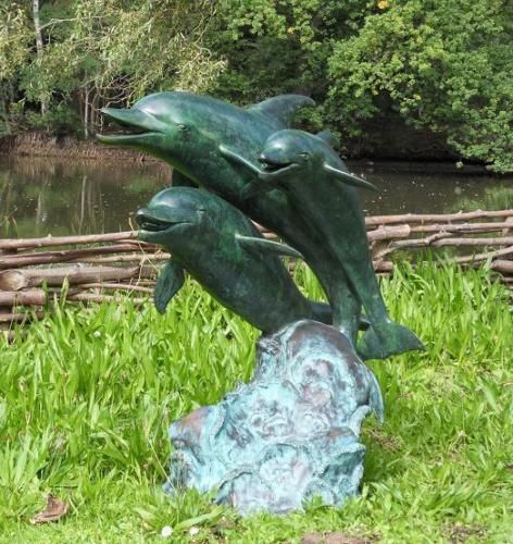 Brunnen- Wasserspiel Drei Delfine aus Bronze- Wasserspiel