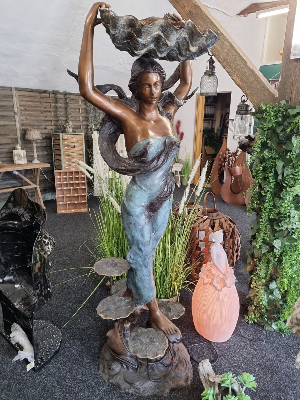 Brunnen- Wasserspiel Frau mit Muschel XL aus Bronze- Komplett Set