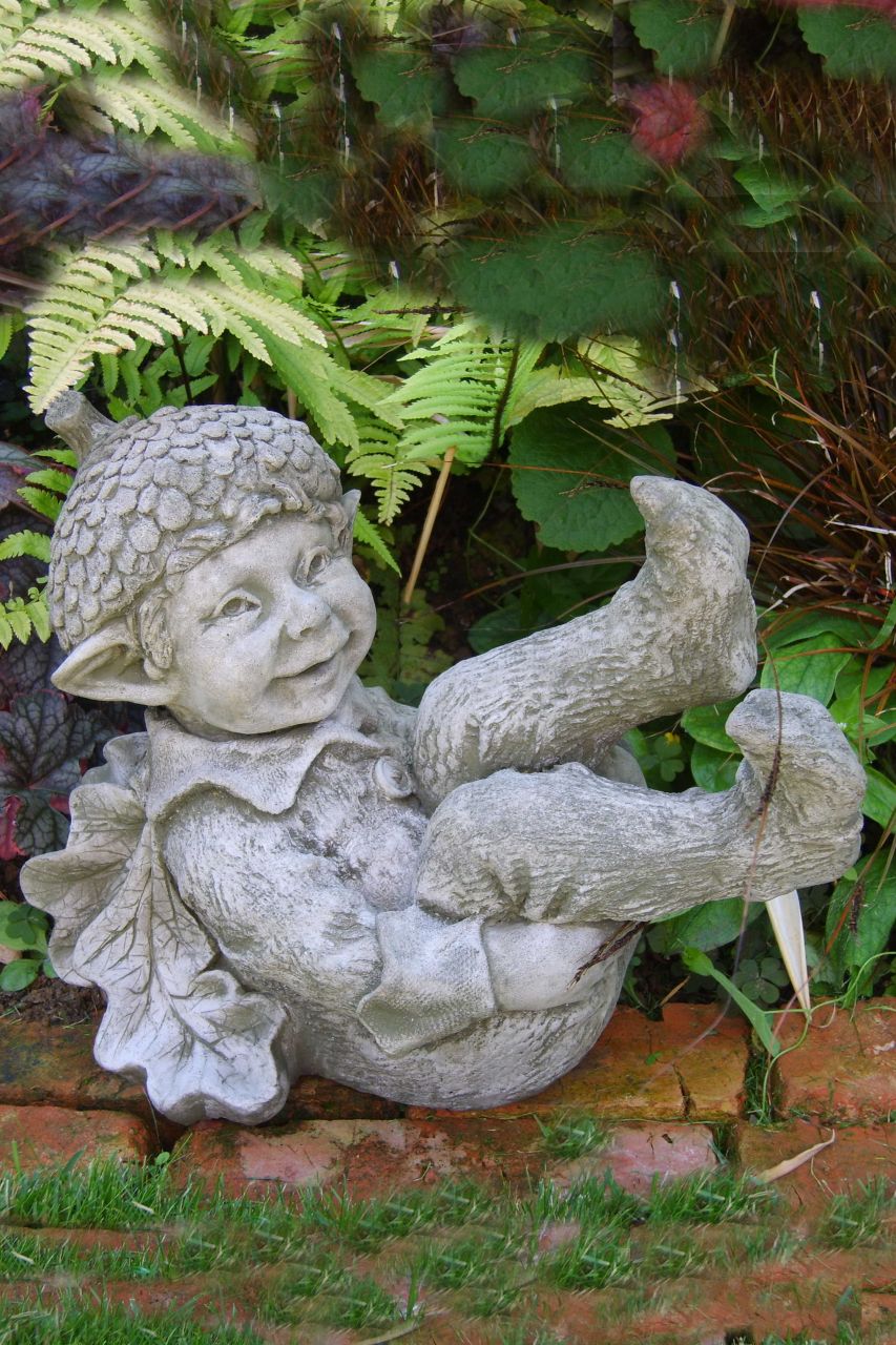 Gartenfigur ACORN- kleiner Baumelf- (c) Fiona Scott - Original von Vidroflor unter Vidroflor Fantasy