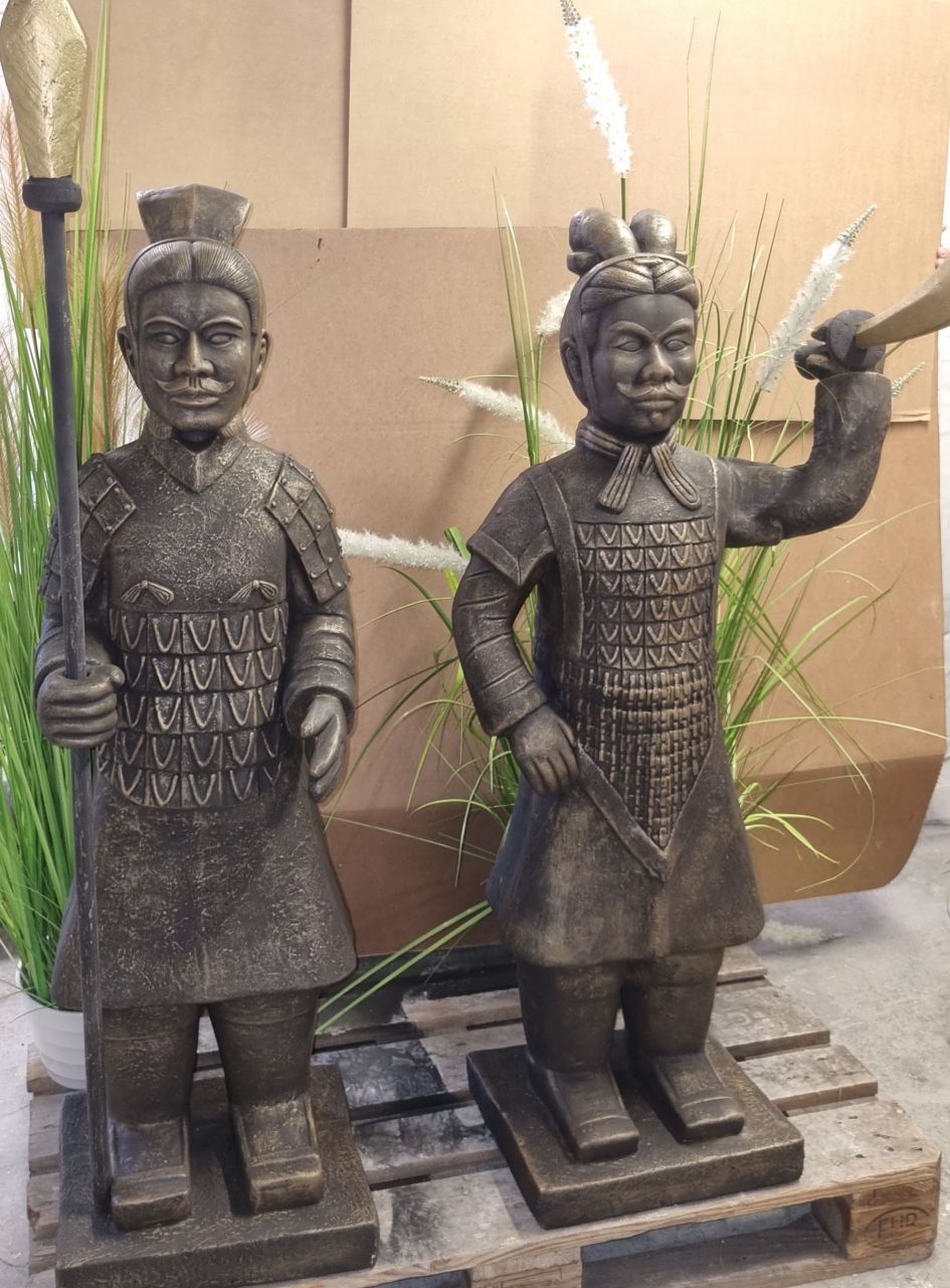 Gartenfigur Asiatische Krieger 2er Set mit Zubehör und flexiblem Arm unter Statuen/Skulpturen Statuen