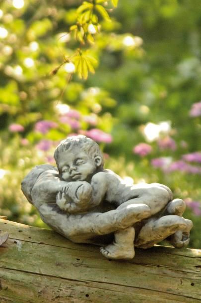 Gartenfigur Baby in Hand NIMA- Steinguss - Original von Vidroflor