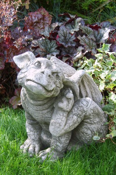 Gartenfigur Drache AIDEN- kratzend- (c) by Fiona Scott - Original von Vidroflor