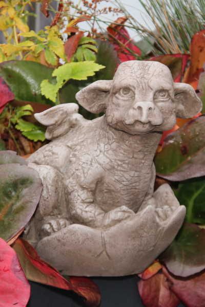 Gartenfigur Drachenbaby SARAPHIR- Steinguss (c) by Fiona Scott - Original von-