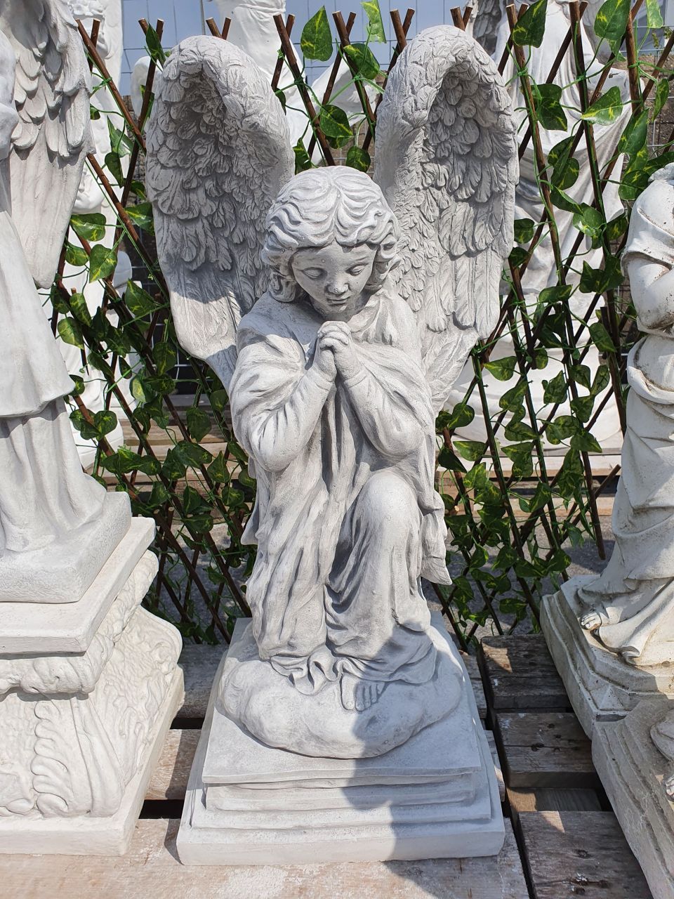 Gartenfigur Engel auf Knien- betend- antik