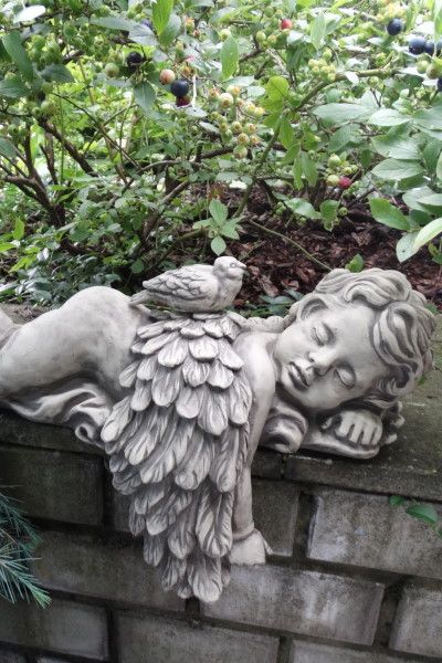Gartenfigur Engel AZUR- liegend mit Vogel zum Stecken - Original von Vidroflor