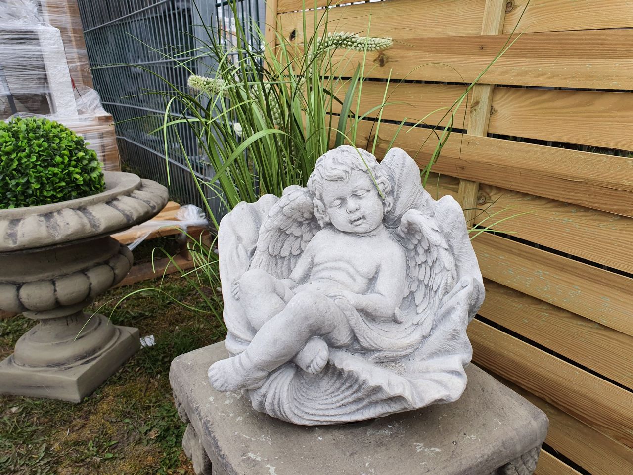 Gartenfigur Engel liegend in Muschel unter Statuen/Skulpturen Religion und Kultur