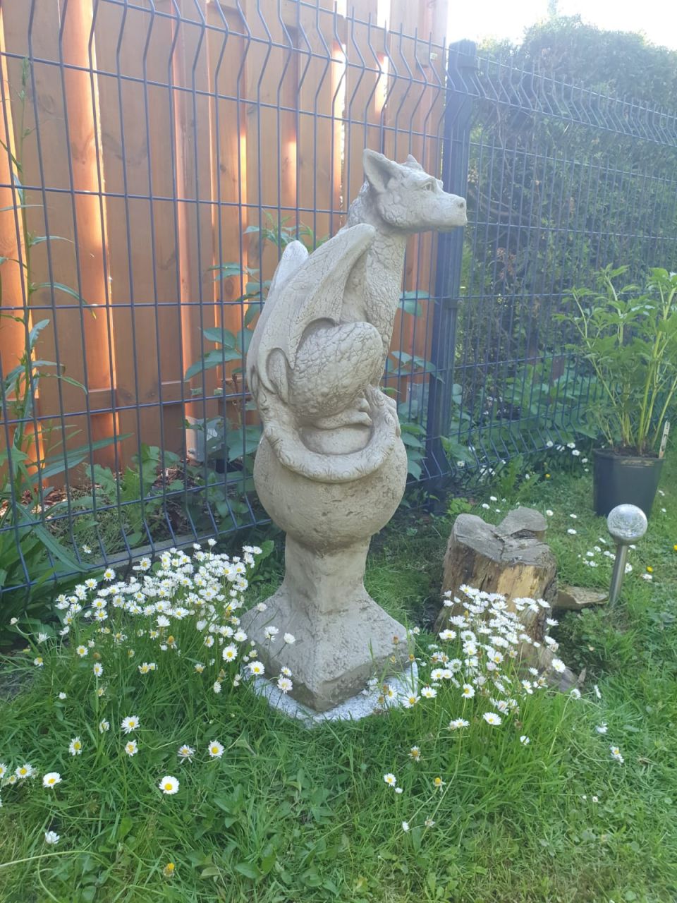 Gartenfigur ERYL- Drache auf Kugel- (c) by Fiona Scott - Original von Vidroflor