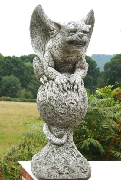 Gartenfigur GAVIN- Gargoyle auf Kugel- (c) by Fiona Scott - Original von Vidr-