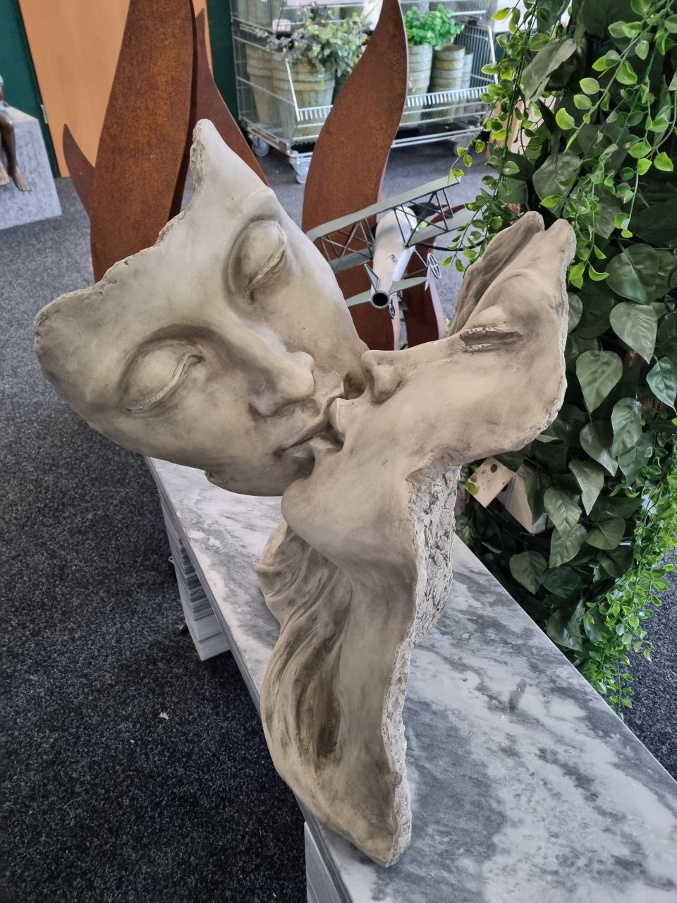Gartenfigur Gesicht Romeo und Julia- Steinguss unter Vidroflor Kultur