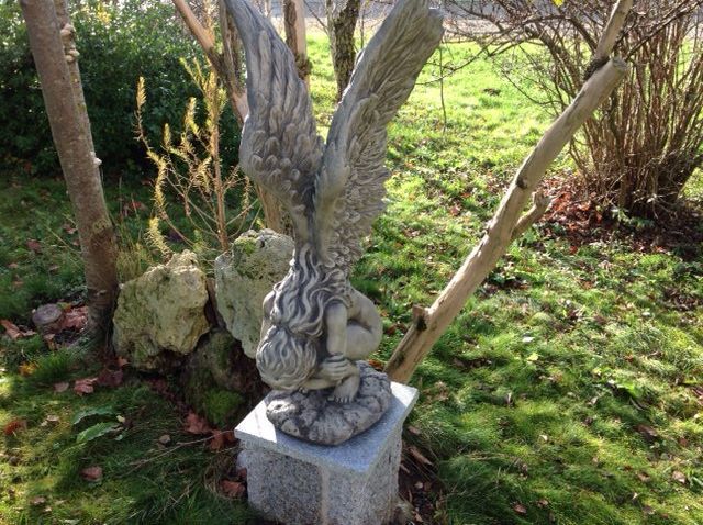 Gartenfigur Hockende Engelfrau m- Flügeln RACHEL- Steinguss - Original von -