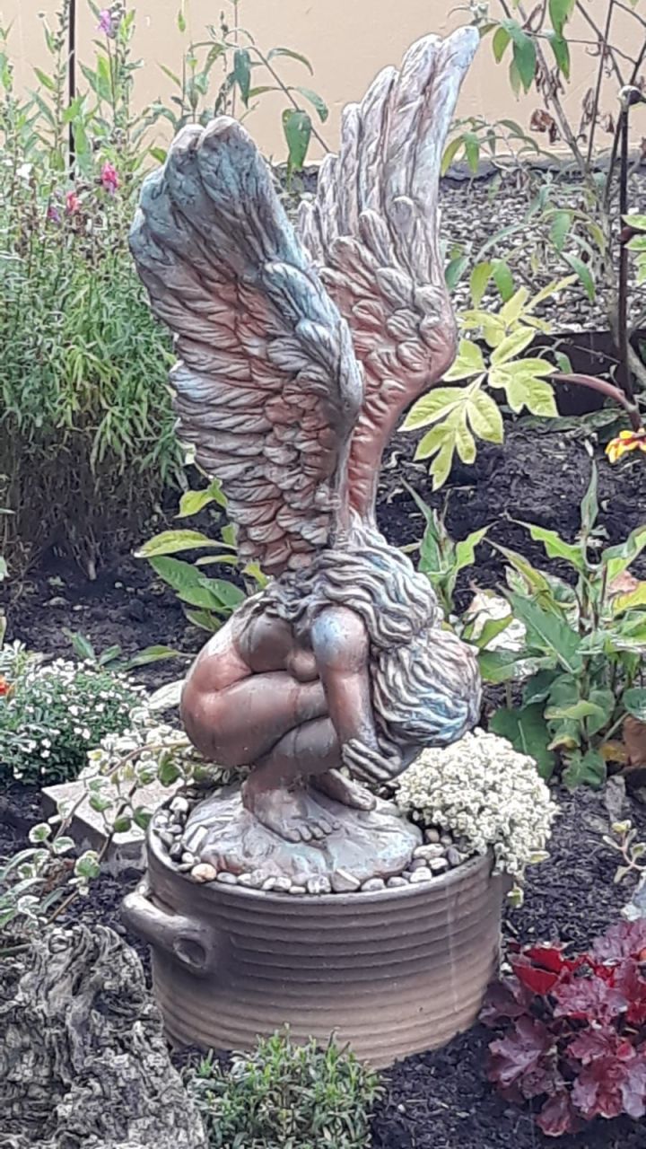 Gartenfigur Hockende Engelfrau RACHEL- Kupfer Optik - Original von Vidroflor