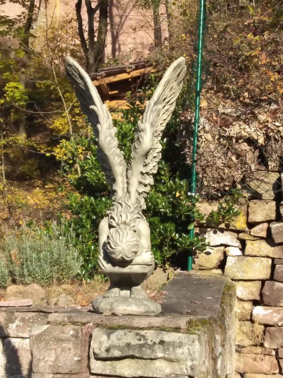 Gartenfigur Hockende Engelfrau RACHEL- Steinguss