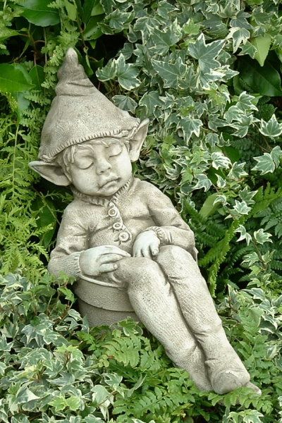 Gartenfigur Joe- asleep- (c) by Fiona Scott- Steinguss unter Vidroflor Fantasy