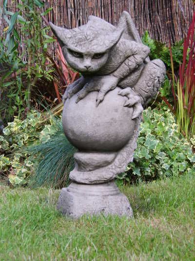 Gartenfigur OSCAR- lauernder Gargoyle- (c) by Fiona Scott unter Vidroflor Gargoyles